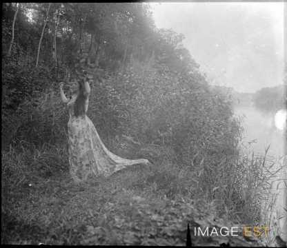 Femme au bord d'une rivière (Vosges ?)